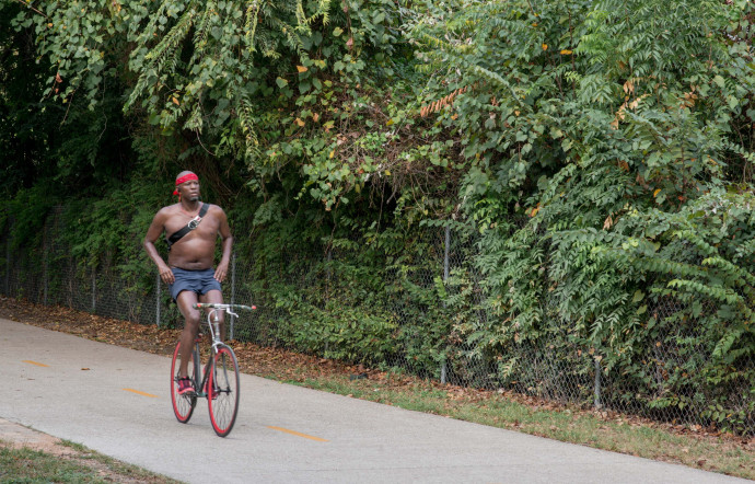 Cherchant à favoriser d’autres types de déplacement que la voiture, la ville a aménagé le Katy Trail, une voie pour cyclistes et piétons.