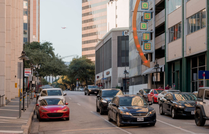Le quartier d’affaires est également en pleine rénovation. D’anciens bâtiments Mid-Century sont remis à neuf et des alternatives à la voiture sont développées.