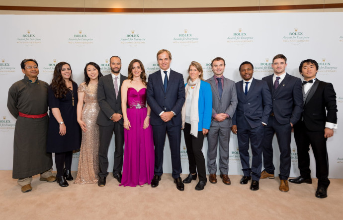Les 10 lauréats 2016 entourent Jean-Frédéric Dufour, Directeur Général de Rolex, lors de la cérémonie de remise des Prix à Los Angeles.De gauche à droite : Sonam Wangchuk, Sarah Toumi, Christine Keung, Andrew Bastawrous, Kerstin Forsberg, Jean-Frédéric Dufour, Vreni Haussermann, Conor Walsh, Oscar Ekponimo, Joseph Cook et Junto Okhi.