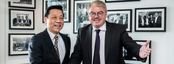 Minliang Yu, président de Jin Jiang et Pierre-Frédéric Roulot, PDG de Groupe du Louvre