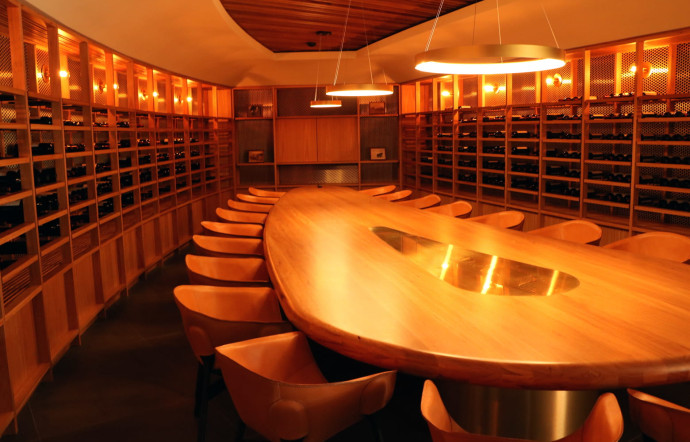 Dans les caves du domaine de St Hugo, propriété du groupe Pernod-Ricard depuis 1997, les salles de dégustation ont des allures de QG de James Bond.
