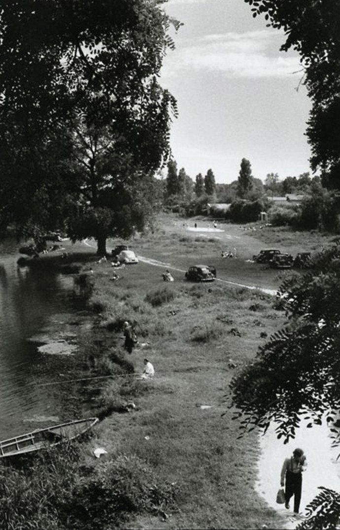 Lot 65Willy RONIS (1910 – 2009)L’Île Brise-Pain sur la Marne depuis le pont de Créteil – Paris, 1956Epreuve argentiqueEst. 1 000 €