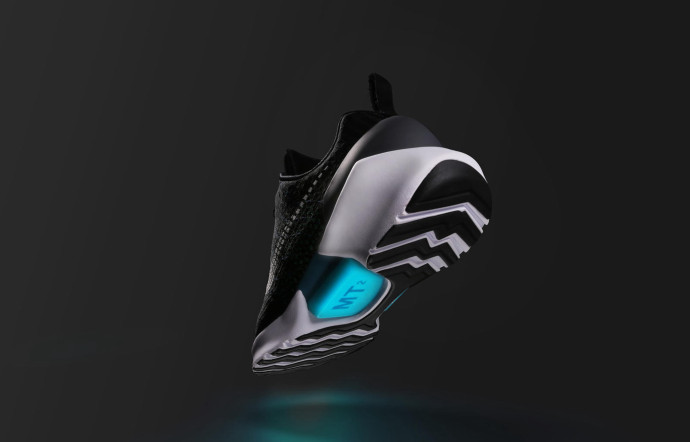 Le capteur lumineux placé sous la semelle de l’HyperAdapt 1.0 prend en compte la forme du pied, pour adapter le laçage et l’ergonomie de la basket.