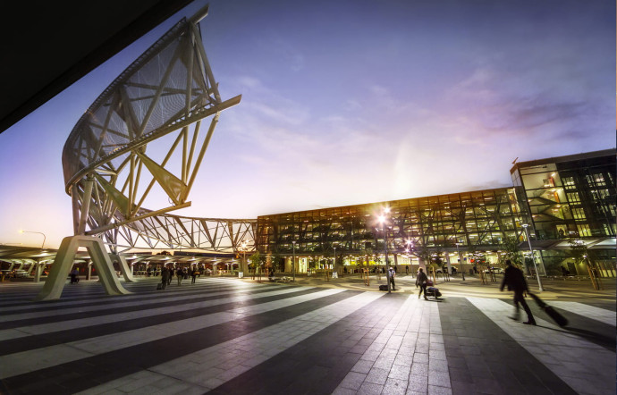 La grande place centrale qui permet de relier à pieds tous les halls… avec une structure métallique en forme de Boomerang. Forcément.