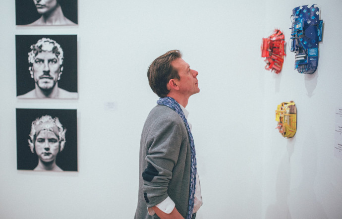 L’exposition Art Truc Troc et Design se tient depuis douze ans au Palais des Beaux-Arts – Bozar, à Bruxelles. Une centaine d’artistes y sont exposés et les offres d’échange sont publiques, notées sur des post-it collés autour de l’oeuvre. Celle-ci devient alors aussi importante que les offres elles-mêmes.