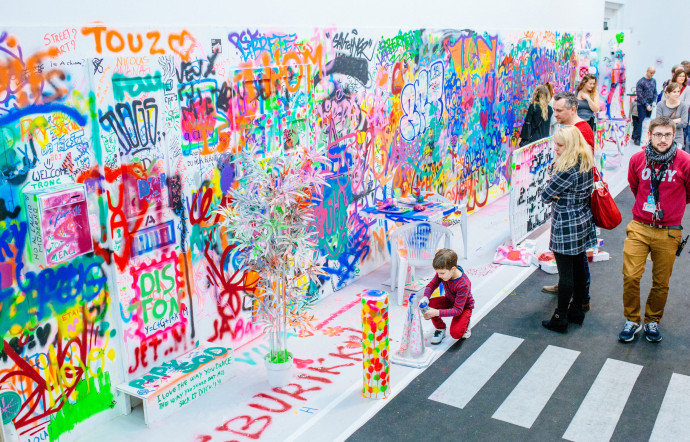 L’exposition « Art Truc Troc et Design » se tient depuis douze ans au Palais des Beaux-Arts - Bozar, à Bruxelles. Une centaine d’artistes y sont exposés et les offres d’échange sont publiques, notées sur des post-it collés autour de l’oeuvre. Celle-ci devient alors aussi importante que les offres elles-mêmes.