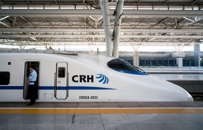 La gare fait partie du pôle d’échanges multimodal de Hongqiao, qui pousse à son paroxysme le concept d’intermodalité.