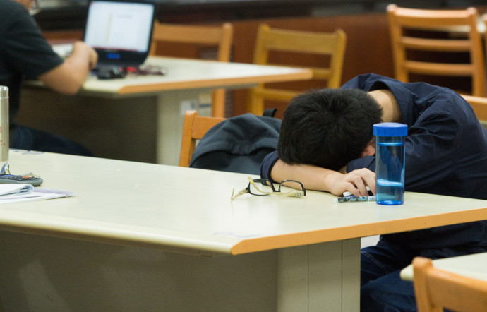 Étudiants dans une salle d’étude…