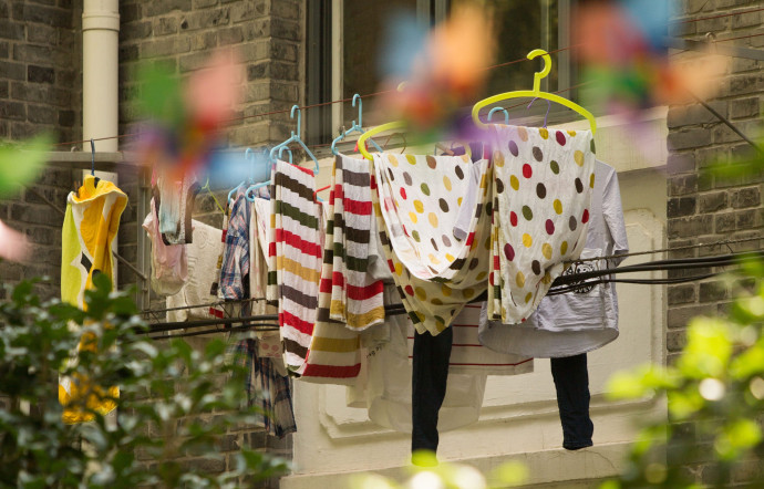Les étudiants font sécher leur linge aux fenêtres de leur dortoir.