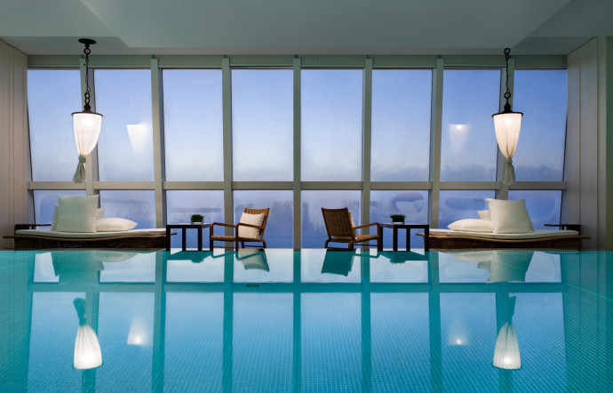 La piscine, spectaculaire, permet de nager la tête dans les nuages.