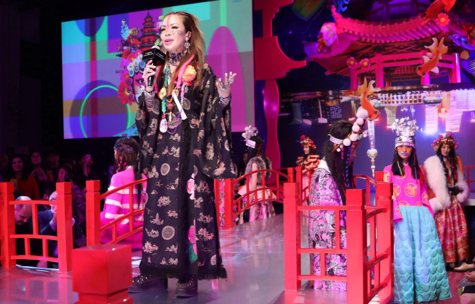 Chris Chang, styliste et créatrice de la marque Poesia, apporte son génie créatif à la dernière collection signée M·A·C en proposant une gamme de couleurs vives inspirées du Kunqu, un art traditionnel chinois.