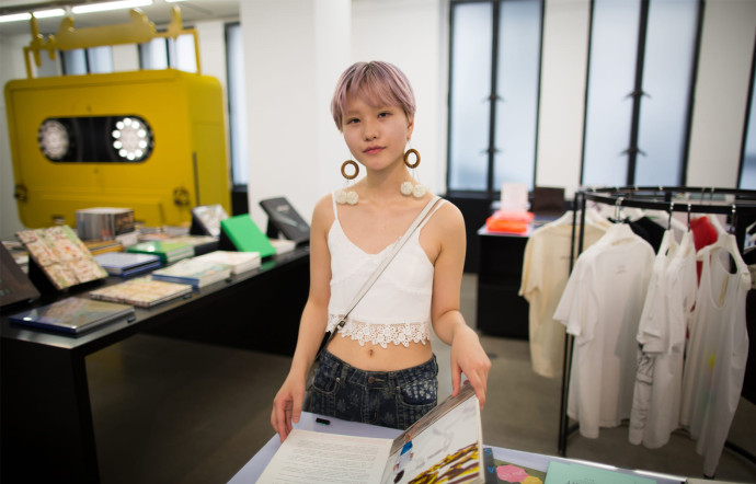 Jeune Shanghaïenne dans la boutique du RAM.
