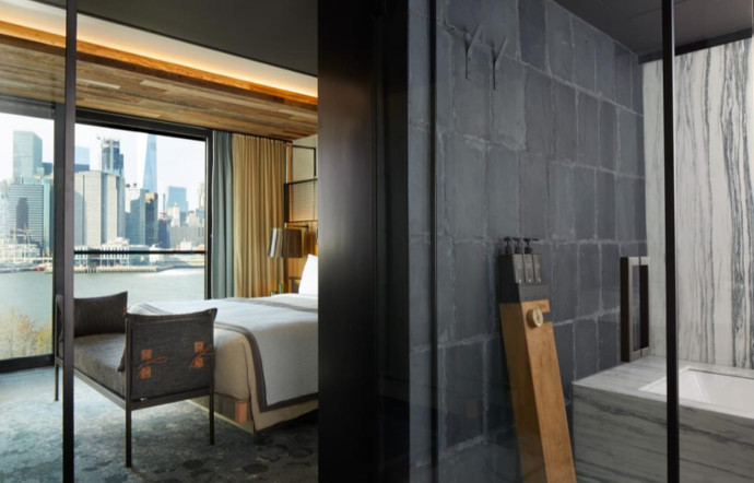Matières brutes et vue sur la skyline du Manhattan voisin, le 1 Hotel Brooklyn Bridge joue la carte de l’authenticité