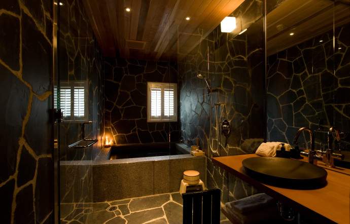 Une salle d’eau aux allures de jardin zen… Parfait après une journée sur les pistes !