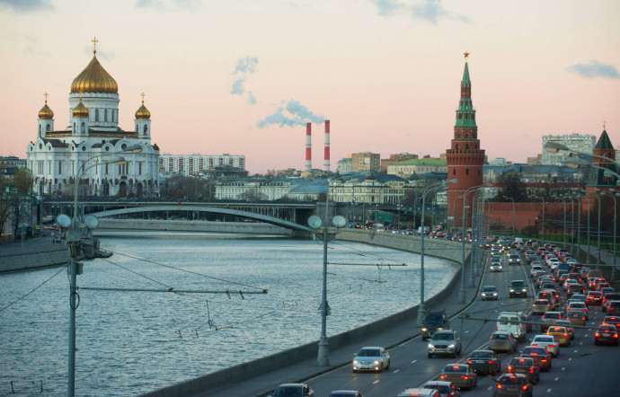 La nouvelle Cathédrale du Christ-Sauveur (1995-2000) et l'enceinte du Kremlin, sur les bords de la Moskova.