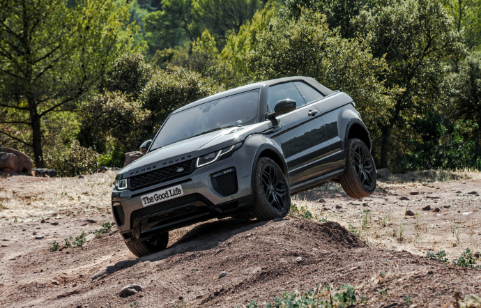 Le cabriolet Evoque est le 1er Land Rover à recevoir un écran multimédia de 10,2’’. Le reste de l’habitacle, chic et de qualité, est identique à celui de l’Evoque classique.