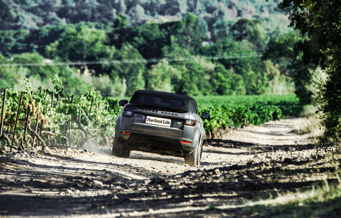 Unique en son genre, le Range Rover Evoque Cabriolet est le premier SUV compact premium décapotable. Il offre le confort de conduite et le caractère rassurant du SUV, associés au style et à la sensation de liberté du cabriolet.