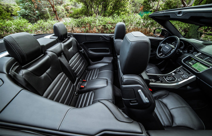Le cabriolet Evoque est le 1er Land Rover à recevoir un écran multimédia de 10,2’’. Le reste de l’habitacle, chic et de qualité, est identique à celui de l’Evoque classique.
