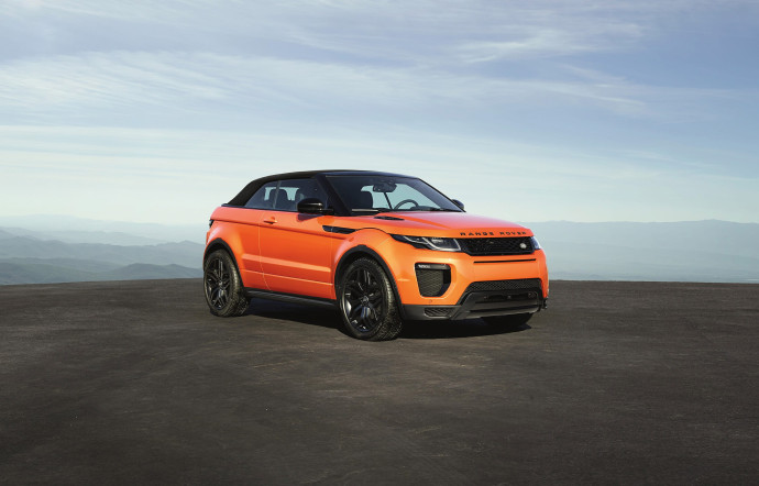 Unique en son genre, le Range Rover Evoque Cabriolet est le premier SUV compact premium décapotable. Il offre le confort de conduite et le caractère rassurant du SUV, associés au style et à la sensation de liberté du cabriolet.