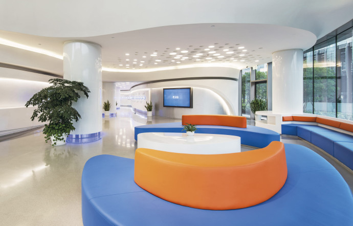 Le nouveau siège de Ctrip affiche un design moderne aux teintes lumineuses, parmi lesquelles le blanc domine.