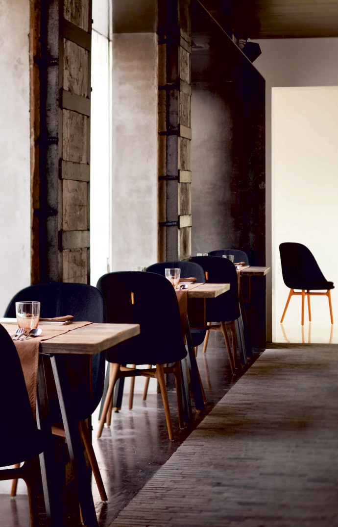 Au restaurant, à côté de grandes tablées de dix, quelques tables plus intimes.