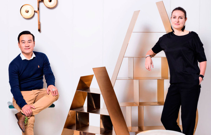 Les bibliothèques en laiton « Shui Di », de Xu Ming et Virginie Moriette, du studio MVW pour jouer avec les vides et les pleins.