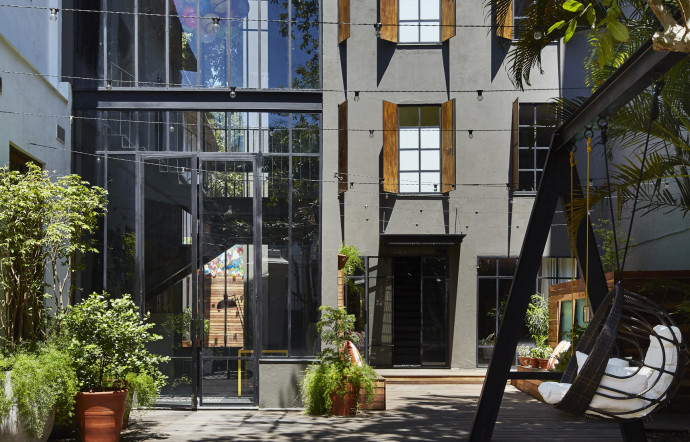 Une façade entre urbain et traditionnel, une cour ensoleillée et verdoyante, du mobilier outdoor au design pointu et le tour est joué : on se sent comme à la maison !