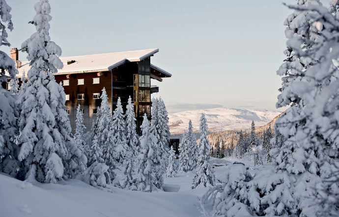 Pour que ses hôtes profitent au mieux de son environnement, le lodge s’est paré de baies vitrées.