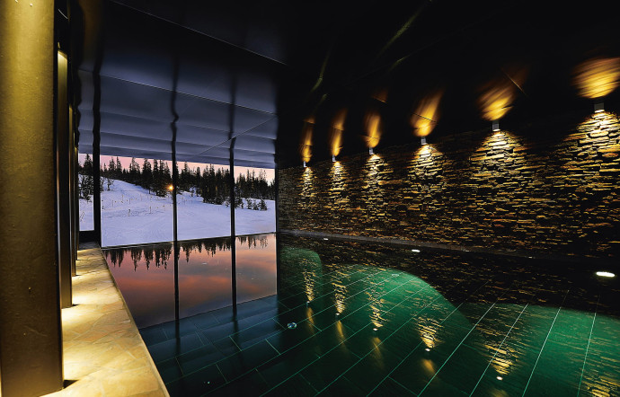 La piscine, si elle est un peu sombre, reste un modèle du genre.