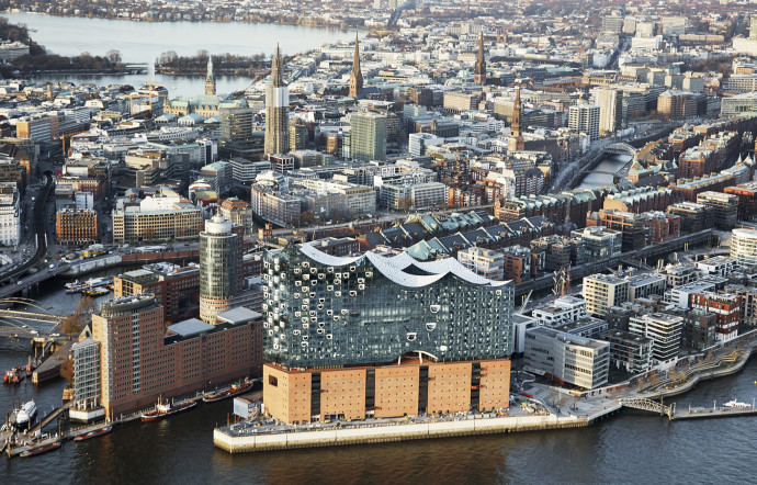 L’Elbphilharmonie, construite à partir d’un ancien hangar du Speicherstadt, le quartier des entrepôts.