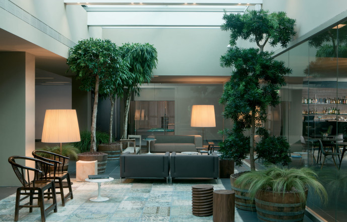 La hall de l’hôtel au look minimal et chic est signée par l’archistar Piero Lissoni.