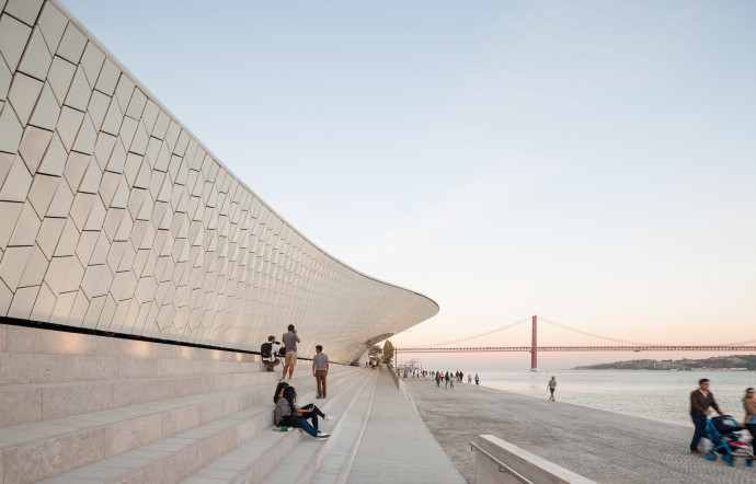 Le MAAT, par l’architecte britannique Amanda Levete.