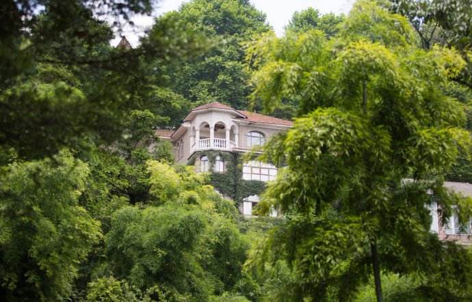 Admirer les centaines de villas que recèle le mont, dont une poignée seulement est de style chinois.