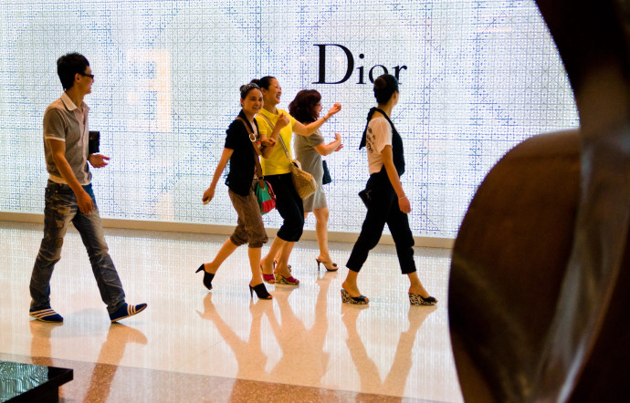 Les chinois sont les premiers acheteurs de produits de luxe du monde. Ici, le centre commercial du Plaza 66, dans le quartier de Jingan. Bien qu’ils achètent beaucoup en ligne, les shanghaïens continuent de faire du lèche-vitrines.