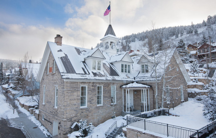 L’hôtel se trouve au pied des pistes de Park City et à 45 minutes de l’aéroport de Salt Lake City.