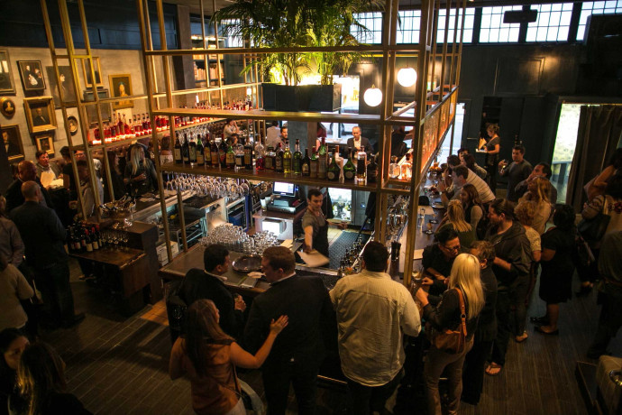 Libertine, Alibi, Amulet... voici vos futurs amis san-franciscains. Ce sont les noms des cocktails dont la préparation est aussi spectaculaire que le goût. Le Dorian joue à fond la carte du bar rétro, jusque dans la tenue des serveurs. Une atmosphère particulière et des potions magiques, ce bar du Marina District est un passage obligé !