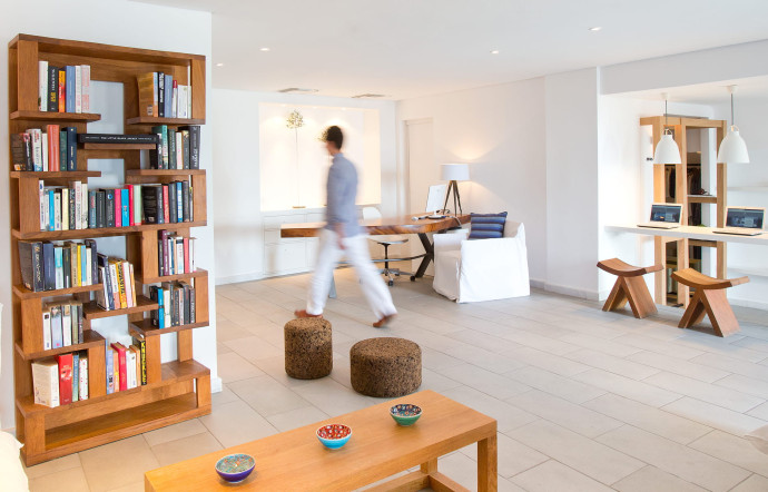 Le lobby du Grace Hotel à Mykonos : murs blancs, mobilier sobre et de design.