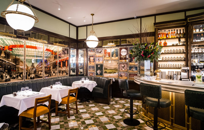 Une brasserie décontractée et cosy, inaugurée fin 2015, dans laquelle on peut se restaurer du petit-déjeuner jusqu'au soir. C'est l'endroit où les habitants de Notting Hill, Chelsea ou Kensington se réunissent pour un business lunch en semaine ou un brunch le week-end. À la carte : foie de volaille caramélisé à la noisette sur une compote de poires et gingembre en entrée, suivi du shepherd pie, une tarte à l'épaule d'agneau, bœuf, fromage et purée, particulièrement appréciée par les Anglais les plus traditionalistes. Gâteau au cappuccino avec sauce de café pour conclure en douceur. Le tout servi sur d'élégantes nappes blanches par un personnel souriant et impeccable. L'atmosphère à la fois luxueuse et familière se prolonge jusqu'au jardin secret situé à l'arrière... Bravo Martin Brudnizki Design Studio !