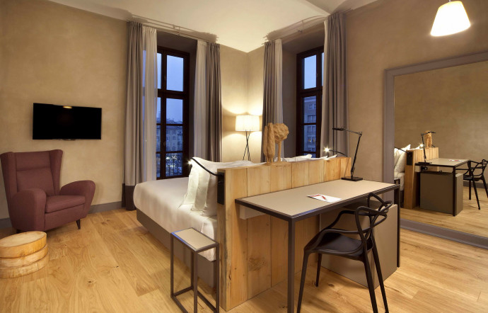 La chaîne madrilène avait déjà posé son empreinte sur Turin en y gérant le premier hôtel design de la ville, logé dans l’ancienne usine Fiat, au Lingotto. Malheureusement, ce dernier a bien (mal) vieilli et l’attrait de faire son footing matinal sur la piste située sur le toit de l’usine ne suffi t plus. La chaîne a heureusement créé trois autres hôtels depuis, dont ce petit bijou, dans un ancien orphelinat organisé en quadrilatère autour d’un vaste patio. Les chambres aux plafonds vertigineux sont habillées de tons doux, de béton lisse et de bois durs, avec des têtes de lit sculptées par des artisans locaux. Pour gagner le joli bar Art déco, on croise quelques sièges Bouroullec, une oeuvre de Mario Merz… Puis on grimpe jusqu’aux toits aménagés en terrasses et en minijardins potagers, pour boire un dernier verre, la tête dans les étoiles de la douce nuit turinoise... Avec les cimes des Alpes à portée d’oeil.