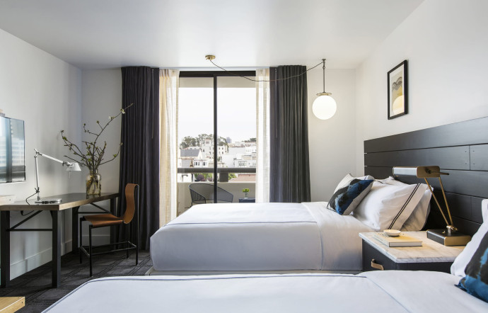 Les chambres de l’hôtel Kimpton Buchanan à la décoration éclectique.