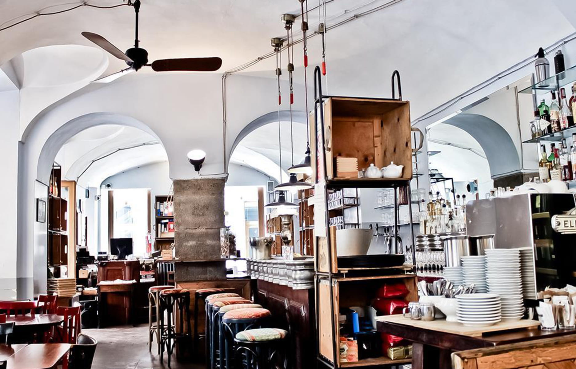Œnothèque ou restaurant ? On hésite un peu en entrant dans ce lieu organisé autour d’un magnifique zinc. La simplicité de mise reflète celle de la carte : du veau, des pâtes, des légumes. Leur réalisation, aussi discrète qu’impeccable, n’a qu’un but : servir de fond d‘écran à une carte des vins exceptionnelle. Le service informel et la clientèle locale sont là pour vous mettre à l’aise et à même de savourer ces précieux nectars.
