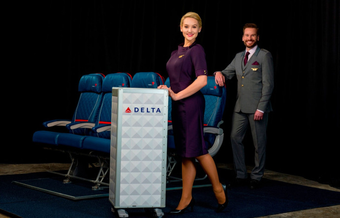 Uniformes pour Delta Airlines par le styliste new-yorkais Zac Posen.