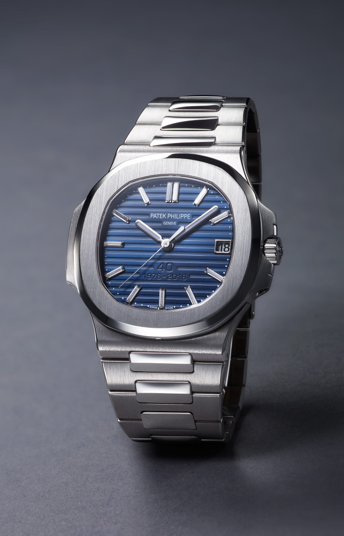 Nautilus 5711/1P , de Patek Philippe. Mouvement mécanique à remontage automatique, boîtier en platine 44 mm, cadran bleu gravé « 40 – 1976-2016 », index en diamant, bracelet en platine, étanche à 120 m, édition limitée à 700 exemplaires.