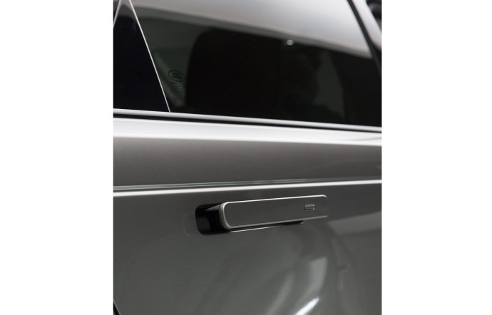 Poignées de portes rétractables, une première sur le marché.