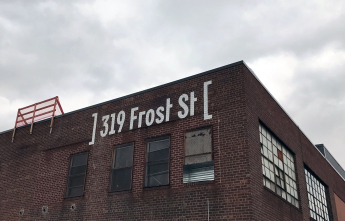 Le Brooklyn Steel dans une ancienne aciérie à l’extérieur typique.