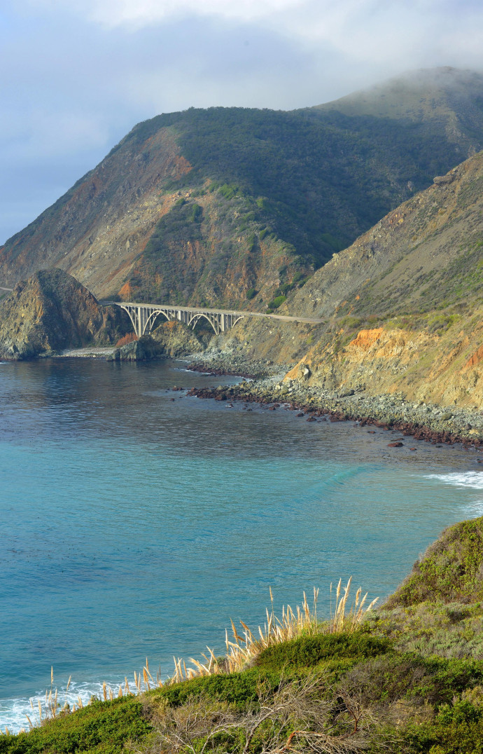 Le Big Creek Bridge, construit en 1937, enjambe le Big Creek Canyon, sur la Route 1, le long de l’océan Pacifique, où il n’est pas rare de croiser des colonies d’éléphants de mer, comme ici, à Cambria.