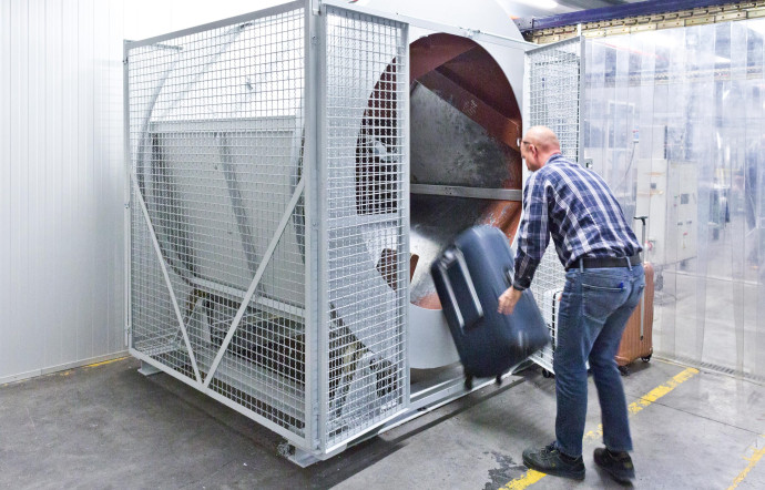 Le laboratoire de tests qualité permet de tester les bagages ainsi que leurs différents composants.