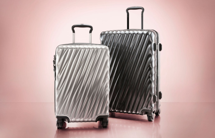 La marque américaine Tumi a été rachetée par le leader mondial, Samsonite. La collection «19 Degree» est revêtue d’un aluminium aérien.