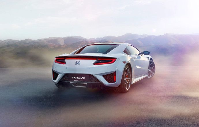 La NSX part au quart de tour sans hésiter sur sa trajectoire. Véritable aimant à bitume, elle tient parfaitement la route et délivre un sentiment de sécurité inégalable.