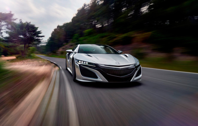 La NSX part au quart de tour sans hésiter sur sa trajectoire. Véritable aimant à bitume, elle tient parfaitement la route et délivre un sentiment de sécurité inégalable.